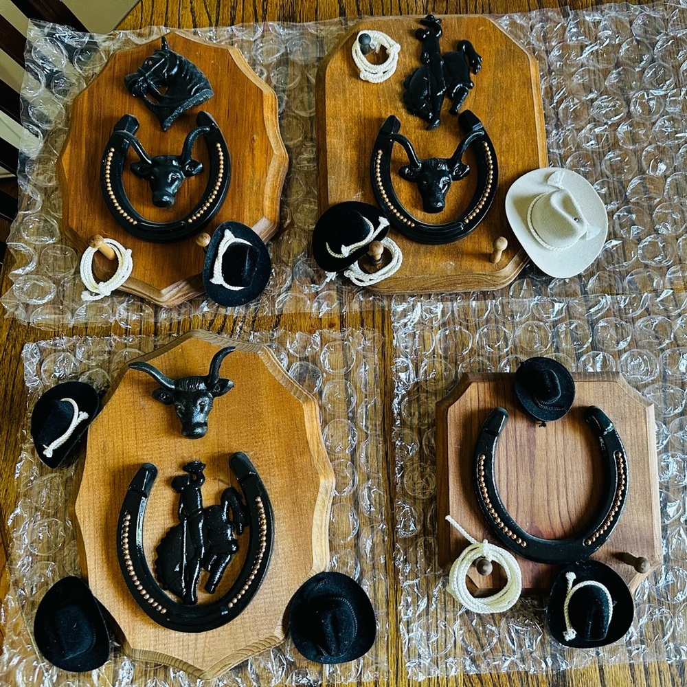 Western Themed almost vintage Wall Decor Set with Horseshoes and Cowboy Hats